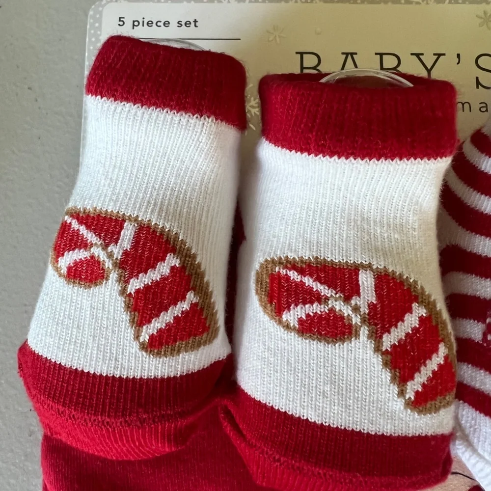 NWT - Christmas 5 Piece Set - 2 Pairs Booties, 3 Bandana Bibs - 0-6 mont…